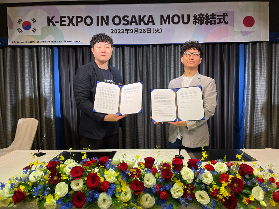 (사진 왼쪽부터)이영준 인포카 마케팅 부장과 JASON LEE JABEZ JAPAN 대표가 업무 협약식에서 기념 사진을 찍고 있다/사진제공=인포카