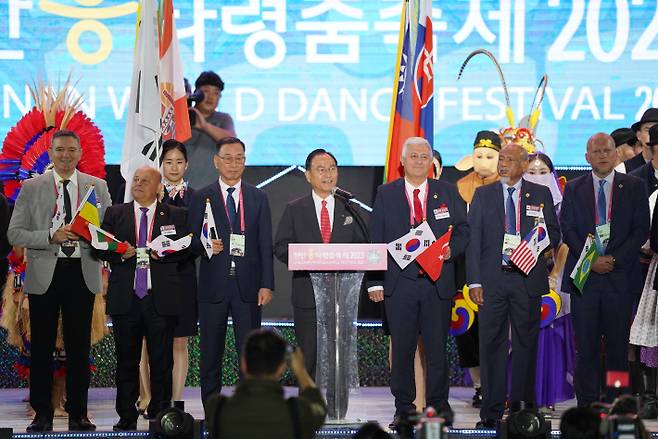 박상돈 천안시장이 천안흥타령춤축제 2023의 개막을 선언하고 있다. 천안시 제공