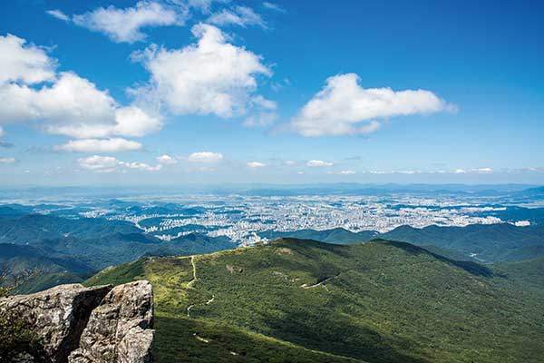 인왕봉에서 내려다 본 광주시. 사진 좌측 하단 능선 끝이 중봉이다.