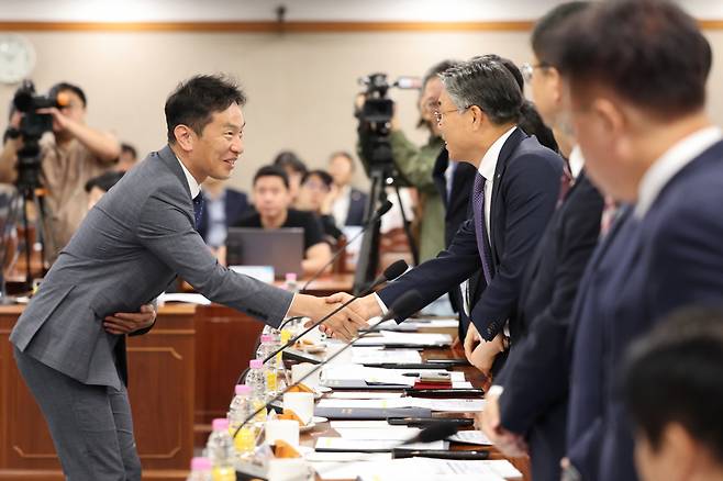 이복현 금융감독원장이 5일 서울 영등포구 금융감독원에서 열린 비대면 금융사고 예방 추진을 위한 협약식에서 국내 은행장들과 인사를 나누고 있다. ⓒ연합뉴스