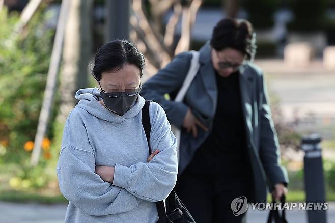 쌀쌀한 가을 (서울=연합뉴스) 임화영 기자 = 쌀쌀한 가을 날씨를 보인 5일 오전 서울 종로구 광화문네거리에서 외투와 긴팔 옷을 입은 시민들이 발걸음을 재촉하고 있다. 2023.10.5 hwayoung7@yna.co.kr