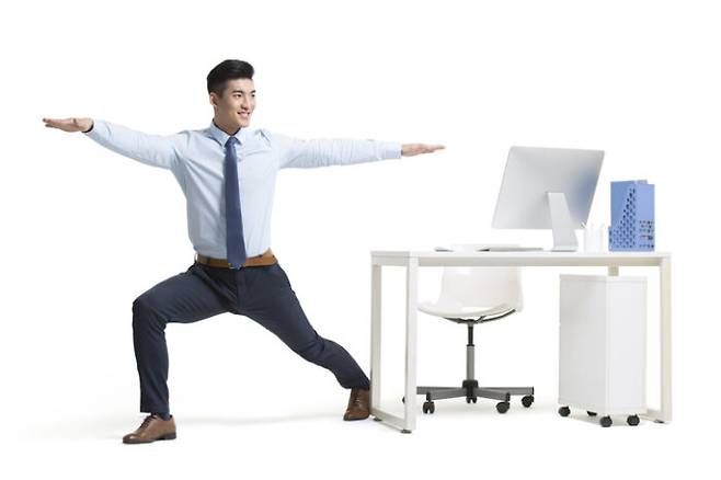 오래 앉아 있으면 건강이 나빠진다. 업무 중에도 틈틈이 일어나 몸을 움직여 주는 게 좋다. [사진=게티이미지뱅크]