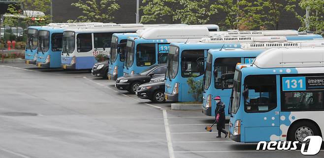 부산 금정구 금정시내버스공용차고지에서 버스들이 운행을 나서고 있다. 2022.4.26/뉴스1 ⓒ News1