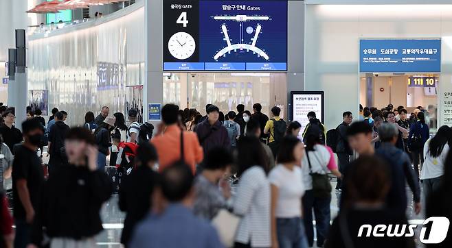 추석 연휴 닷새째인 2일 인천국제공항 제1여객터미널 출국장이 이용객들로 북적이고 있다. 인천국제공항공사는 추석 연휴 기간인 이날부터 다음 달 3일까지 총 7일간 121만3000명, 하루 평균 17만3000명이 공항을 이용할 것으로 내다봤다. 2023.10.2/뉴스1 ⓒ News1