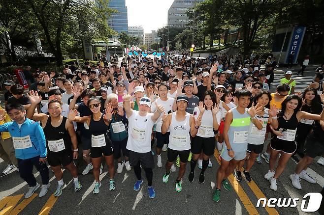 6일 서울 구로구 구로디지털단지에서 열린 제18회 G밸리 스마트 마라톤 대회에서 참가자들이 출발 전 기념촬영을 하고 있다. 2023.10.6/뉴스1 ⓒ News1 박세연 기자