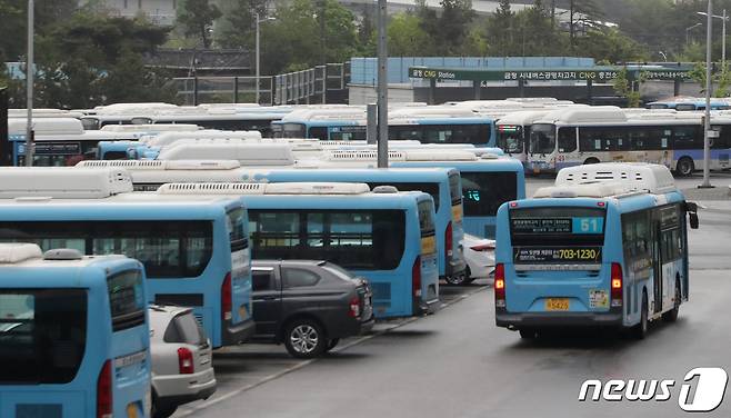 부산 금정구 금정시내버공용차고지에서 버스들이 운행을 나서고 있다. 2022.4.26/뉴스1 ⓒ News1