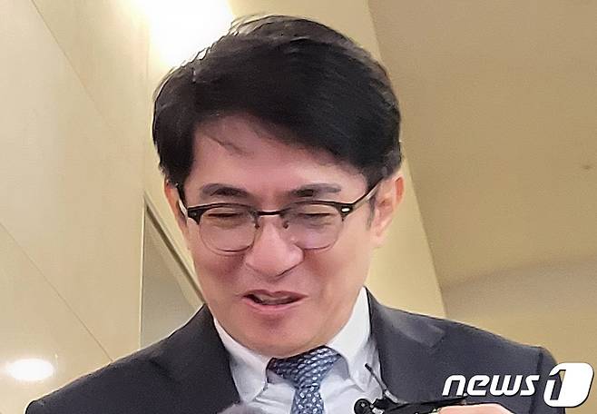 이균용 대법원장 후보자 임명동의안이 국회에서 부결된 6일 오후 이균용 대법원장 후보자가 서울 서초구 인사청문회 준비사무실을 나서며 입장을 밝히고 있다.  2023.10.6/뉴스1