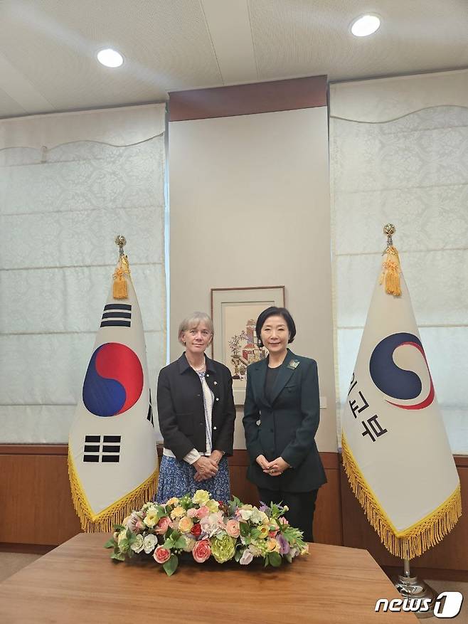 오영주 외교부 제2차관(오른쪽)과 앤젤라 맥린 영국 정부수석과학자문관. (외교부 제공) 2023.10.6./뉴스1