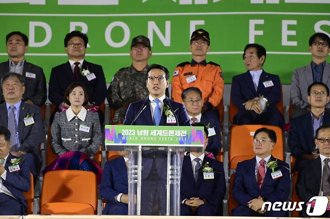 6일 전북 남원에서 ‘2023 남원 세계드론제전’이 개막한 가운데 최경식 남원시장이 선수단을 환영하고 있다.2023.10.6.(남원시 제공)/뉴스1