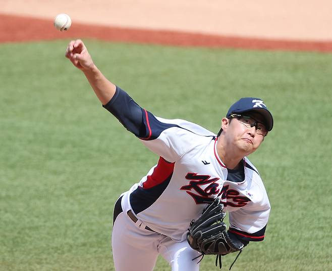 5일 중국 저장성 항저우 인근 사오싱 야구·소프트볼 스포츠센터 제1구장에서 열린 2022 항저우 아시안게임 슈퍼라운드 일본과 대한민국의 경기. 1회초 대한민국 선발 투수 박세웅이 역투하고 있다. 사진 | 샤오싱=연합뉴스