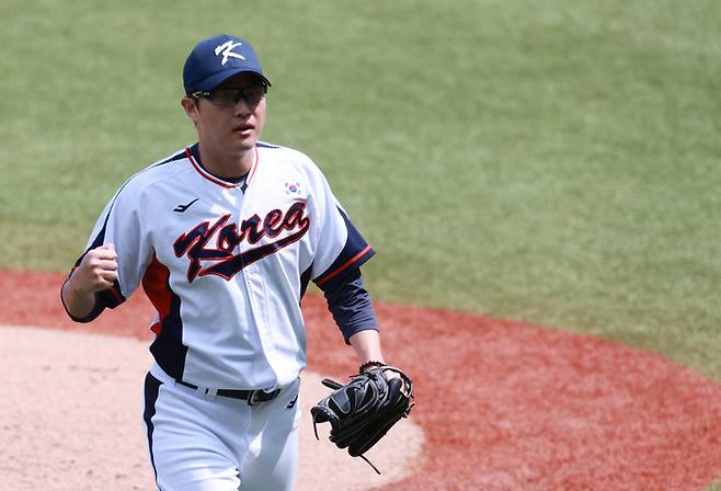 5일 중국 저장성 항저우 인근 사오싱 야구·소프트볼 스포츠센터 제1구장에서 열린 2022 항저우 아시안게임 슈퍼라운드 일본과 대한민국의 경기. 1회초 2사 주자 1, 3루, 대한민국 투수 박세웅이 일본 마루야마 마사시를 삼진으로 잡아낸 뒤 주먹을 쥐어보이고 있다. 사진 | 샤오싱=연합뉴스