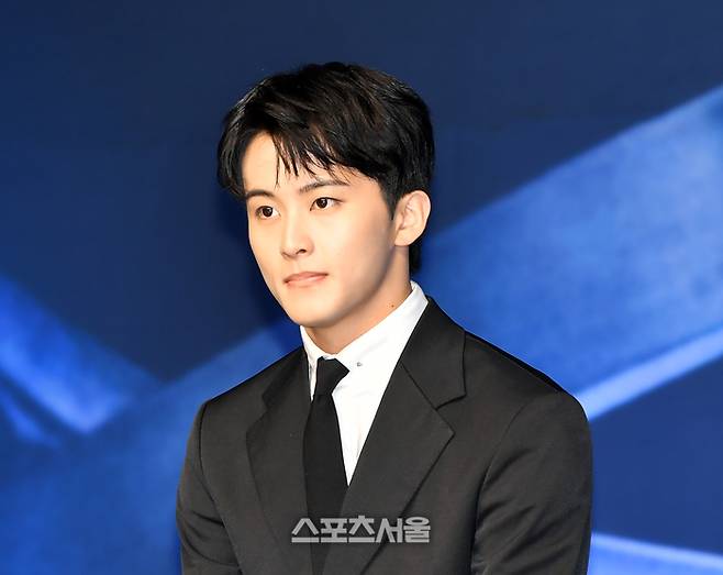 NCT 127 마크가 6일 여의도 콘래드 서울에서 열린 기자감담회 무대에 올라 인사말을 하고 있다. 쟈니 해찬 마크 재현 태용 유타 정우 도영  NCT 127이 6일 정규5집 ‘Fact Check’를 발표하며 전세계 팬들 앞에 섰다. NCT 127은 같은 날 오후8시 오후 8시 서울 성수동 서울숲 구 삼표레미콘 부지에서 쇼케이스 ‘A Night of Festival’을 개최하며, 온라인으로 생중계된다 2023.10.06.  강영조기자 kanjo@sportsseoul.com