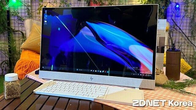 23.8인치 QHD 패널 탑재 엔비 무브 24. 무선 키보드는 터치패드를 내장했다. (사진=지디넷코리아)