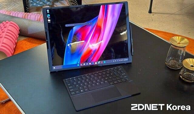 화면 뒤 지지대를 펼쳐 고정하면 17인치 데스크톱 형태로 쓸 수 있다. (사진=지디넷코리아)