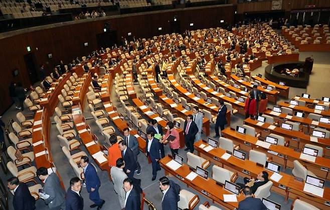 6일 국회 본회의에서 국민의힘 의원들이 이균용 대법원장 임명동의안 부결 후 퇴장하고 있다. [이미지출처=연합뉴스]