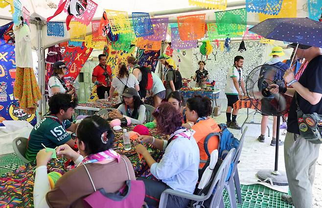 2023 새만금 세계스카우트잼버리 참가자들이 지난 8월4일 전북 부안군 잼버리 야영장 내 멕시코 홍보관에서 전통 자수를 체험하고 있다. 연합뉴스