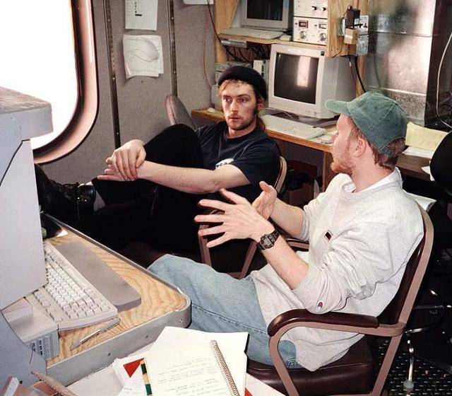 2000년 남극 '아문센-스콧 기지'에서 로드니 마크스(왼쪽)가 동료와 대화하고 있다. 남극천체물리학연구센터 제공