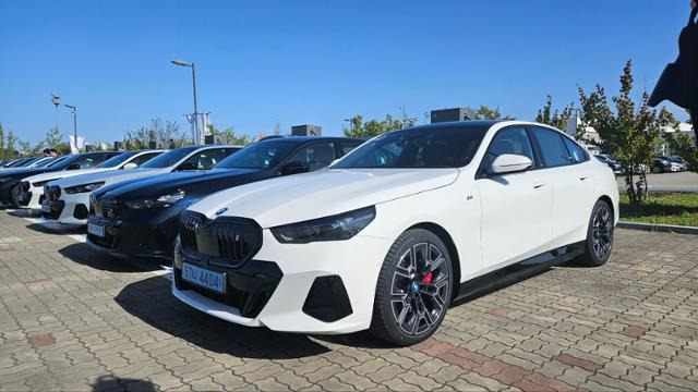 BMW가 5일 인천 중구 영종도 BMW 드라이빙센터에서 공개한 5시리즈 전기차 i5. 김형준 기자