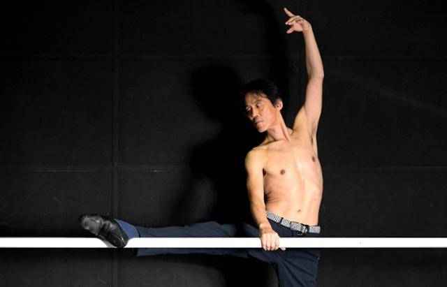 그가 만 번도 넘게 반복했을 연습의 루틴이다. 바와 센터를 합쳐 한 클래스가 90분쯤 걸린다. 이걸 하루에도 서너 번씩 반복해왔다. 용인=서재훈 기자