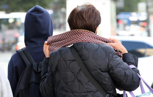 아침 기온이 뚝 떨어지며 쌀쌀한 날씨를 보인 지난 5일 오전 서울 광화문 세종대로 일대에서 시민이 머플러를 두르며 출근길을 서두르고 있다. 뉴스1