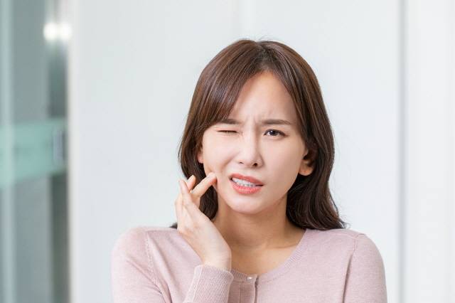 식사할 때 혀를 유난히 자주 깨문다면 어금니 치열이 혀 쪽으로 틀어진 상태일 수 있다./사진=클립아트코리아