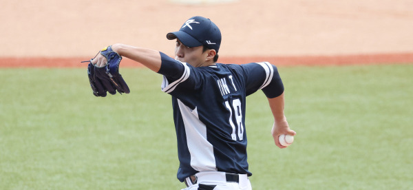 <yonhap photo-3170=""> 역투하는 한국 선발 원태인 (사오싱[중국]=연합뉴스) 김인철 기자 = 6일 중국 저장성 항저우 인근 사오싱 야구·소프트볼 스포츠센터 제1구장에서 열린 2022 항저우 아시안게임 야구 슈퍼라운드 2차전 한국과 중국의 경기. 한국 선발 투수 원태인이 역투하고 있다. 2023.10.6 yatoya@yna.co.kr/2023-10-06 13:27:03/ <저작권자 ⓒ 1980-2023 ㈜연합뉴스. 무단 전재 재배포 금지.></yonhap>