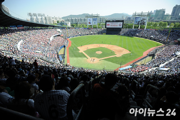 한국야구위원회(KBO)는 6일 2023시즌 우천 등 취소 경기에 대한 잔여경기 일정을 확정, 편성했다. 사진은 만원 관중이 들어찬 잠실구장 전경이다.  [사진=아이뉴스24 포토 DB]