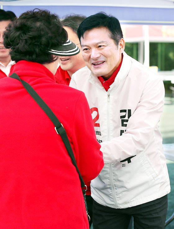 이날 같은 장소에서 김태우 국민의힘 구청장 후보가 시민과 인사하고 있다. [뉴시스]