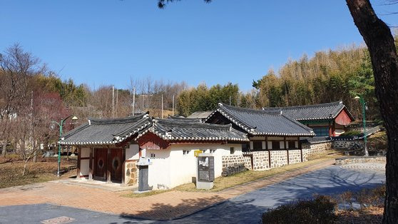 금강 하류에 위치한 황산서원 외부 모습.