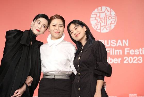 배우 판빙빙(왼쪽부터)과 한슈아이 감독, 이주영이 5일 부산 해운대구 KNN시어터에서 열린 제28회 부산국제영화제(BIFF) ‘녹야’(감독 한슈아이) 기자회견에서 포즈를 취하고 있다. 2023.10.5/뉴스1
