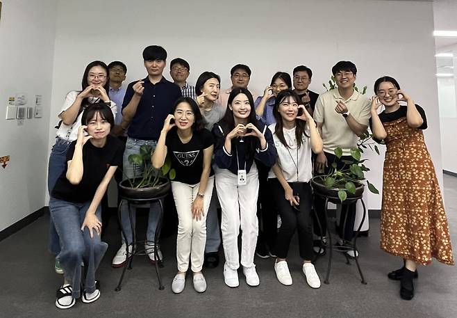 농림축산식품부 직원들이 금요일 캐주얼데이에 맞춰 편안한 복장으로 출근해 인증 사진을 찍고 있다.  /농림축산식품부 제공