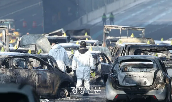 경기 과천시 제2경인고속도로 방음터널 화재 현장에서 경찰과 소방, 국과수 등 관계자들이 합동감식을 하고 있다. 권도현 기자