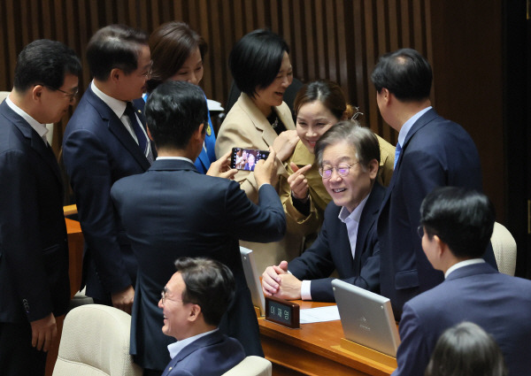 더불어민주당 이재명 대표가 6일 국회에서 열린 본회의에서 의원들과 사진을 찍고 있다.  이 대표는 채상병 특검법 패스트트랙 표결 참여를 위해 국회 본회의에 참석했다. 2023.10.6 연합뉴스