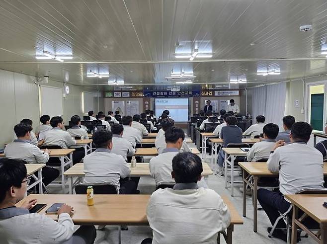 중흥건설‧중흥토건 임직원들이 ‘건설장비 전문화’ 안전교육을 듣고 있다.   사진=중흥건설 제공