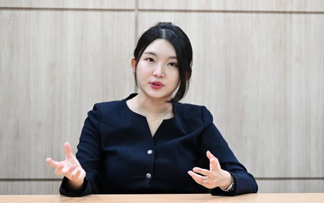 <권현구기자 stoweon@kmib.co.kr> 강하나 전 이베스트투자증권 연구원이 서울 종로구 서울대학교 의과대학에서 국민일보와 인터뷰를 하고 있다.