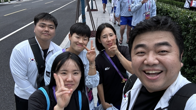 기독 선수와 체육선교 관계자들이 24일 주일예배를 마치고 포즈를 취했다. 앞줄 왼쪽부터  여자필드하키 이유리 선수, 한국올림픽선교회 사무총장 황승택 목사, 뒷줄 왼쪽부터 한국올림픽선교회 전가브리엘 간사,  여자필드하키 조혜진 강진아 선수.