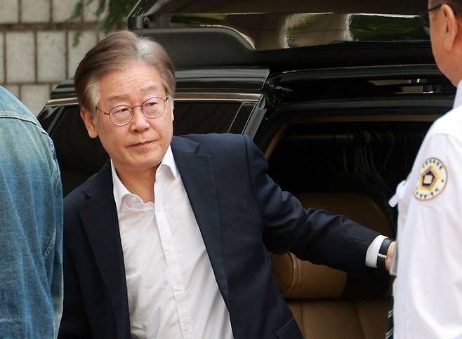 대장동·위례 의혹 관련 재판에 출석하는 이재명 대표가 6일 서울중앙지법에  도착해 차에서 내리고 있다. [연합뉴스]