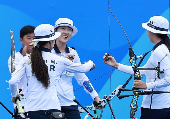 한국 여자 리커브 양궁대표팀이 2022 항저우 아시안게임 단체전에서 중국을 꺾고 우승을 차지했다. [사진 = 연합뉴스]