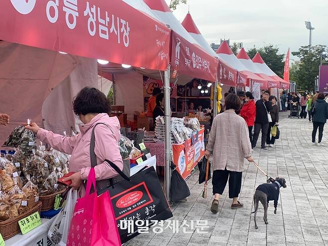 6일 인천 계양체육관에서 열린 제19회 전국우수시장박람회장을 찾은 관람객들이  150여개 전통시장이 차린 판매부스 앞에서 물건을 고르고 있다. <인천=김동은기자>