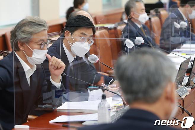 (서울=뉴스1) 박세연 기자 = 이정문 더불어민주당 의원이 15일 오후 서울 여의도 국회에서 열린 정무위원회의 국민권익위원회, 국가보훈처 등에 대한 국정감사에서 질의를 하고 있다. 2020.10.15/뉴스1