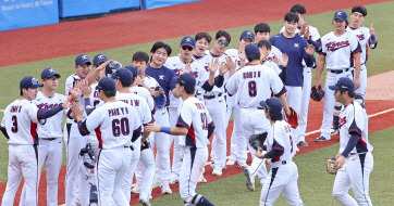 야구대표팀이 5일 항저우아시안게임 슈퍼라운드에서 일본을 꺾은 뒤 승리를 자축하고 있다. 연합뉴스