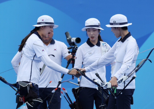 한국 여자양궁 대표팀의 임시현(왼쪽부터), 최미선, 안산이 6일 중국 저장성 항저우의 푸양 인후 스포츠센터에서 열린 2022 항저우 아시안게임 여자 양궁 리커브 단체전 경기를 앞두고 결의를 다지고 있다. 뉴시스