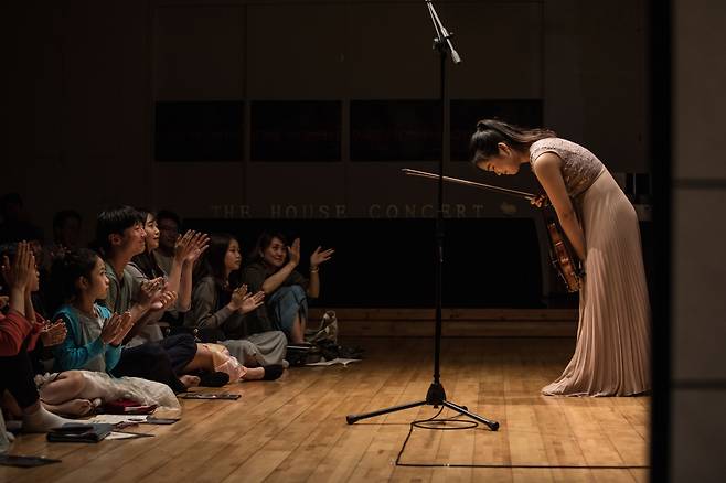 20여년의 시간을 보내며 무수히 많은 연주자들이 하우스콘서트를 거쳤다. 거장부터 신동까지, 클래식부터 대중음악까지 장르도 아울렀다. ‘번개 콘서트’를 통해 거장 바이올리니스트 정경화의 숨결을 턱밑에서 느꼈고, ‘클래식 스타’가 되기 전의 소년 조성진(15세), 임윤찬(17세)도 만났다. [더하우스콘서트 제공]