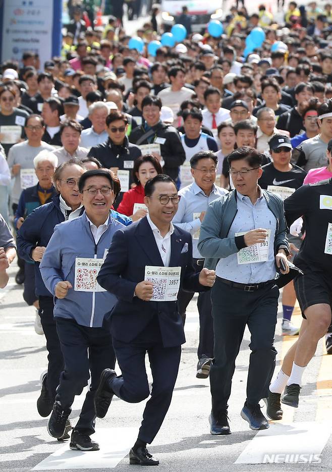 [서울=뉴시스] 황준선 기자 = 6일 오전 서울 구로구 마리오타워에서 열린 제18회 G-밸리 스마트 마라톤 대회에서 참가자들이 달리고 있다. 2023.10.06. hwang@newsis.com