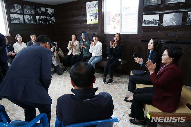 [제주=뉴시스] 전신 기자 = 윤석열 대통령 부인 김건희 여사가 6일 제주 종달어촌계 해녀휴게실에서 열린 제주 해녀어업인과의 대화에서 참석자들 소개에 박수치고 있다. 2023.10.06. photo1006@newsis.com