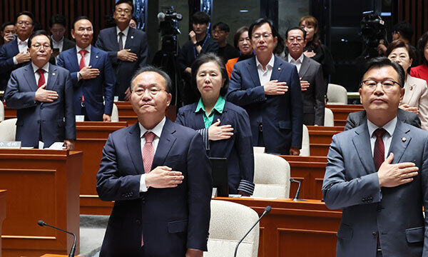 국민의힘 윤재옥 원내대표(앞줄 왼쪽)를 비롯한 의원들이 6일 국회에서 열린 의원총회에서 국기에 경례하고 있다. 국민의힘은 민주당을 향해 이균용 대법원장 후보자 임명동의안 처리를 촉구했지만 이날 본회의에서 부결됐다. 연합뉴스