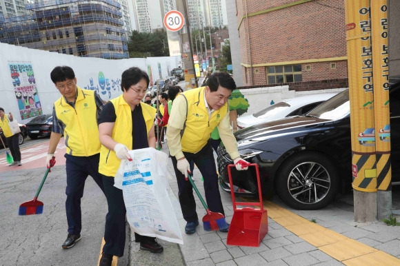 박준희(오른쪽) 서울 관악구청장이 주민과 함께 거리 청소를 하고 있다. 관악구 제공