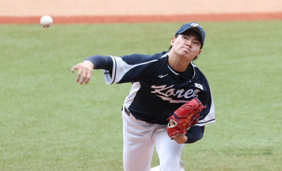 8회말 마운드에 오른 장현석이 역투하고 있다.