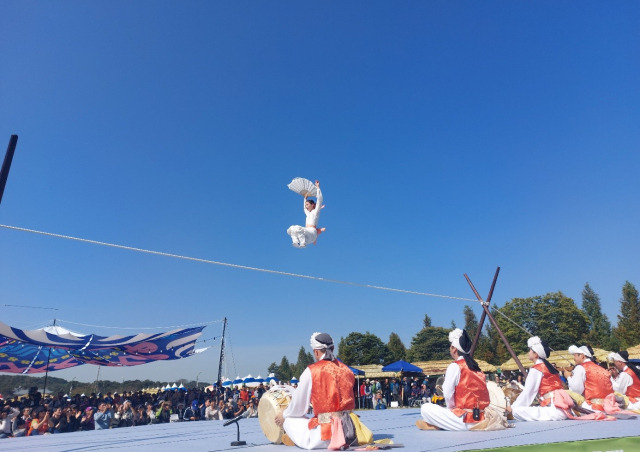 6일 오후 안성맞춤랜드 장터무대에서 안성시립 바우덕이 풍물단이 줄타기 공연을 하고 있다. 사진 = 손대선 기자