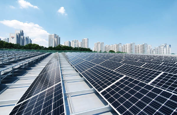 귀뚜라미 아산 공장의 지붕에 6MW 규모의 태양광 발전소가 설치되어 있다. / 아이솔라에너지 제공